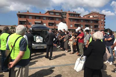 14enne investito a Roma, folla ai funerali – Video  