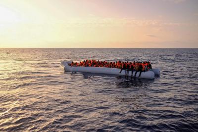Migranti, esplode barcone davanti a Praialonga: persone in mare 
