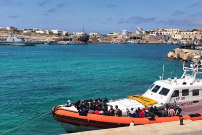 Lampedusa, sciopero sospeso: “Prima incontro con Conte” 
