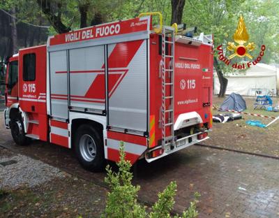 Albero su tenda da campeggio, morte bimba di 3 anni e la sorella 14enne 