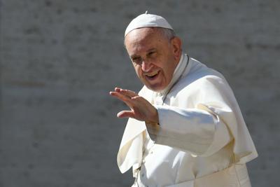 Vaticano, i poveri del Papa al mare con l’Elemosiniere 