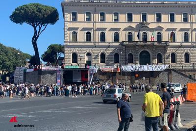 Negazionisti in piazza a Roma 