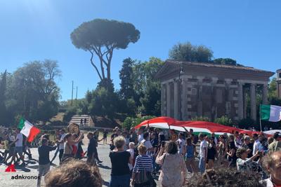 Donna con mascherina a manifestazione negazionisti: “La metto lo stesso” 