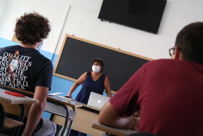 Scuola, Crisanti: “Mascherine vanno portate anche al banco” 