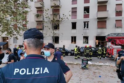 Esplosione in un appartamento a Milano   