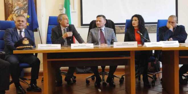 Tribunale Napoli Nord di Aversa: interesse e partecipazione al confronto su tifo violento, legalità e sicurezza