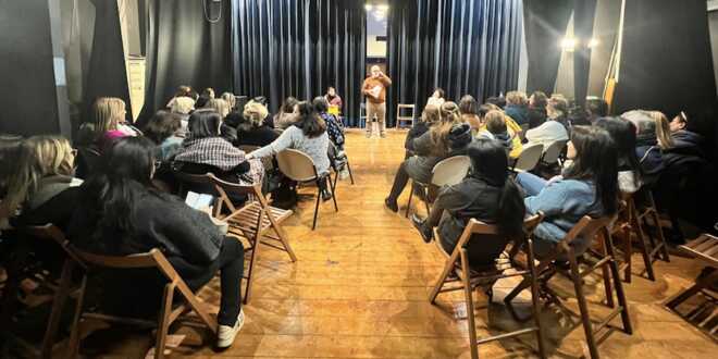 Nei teatri di CASA DEL CONTEMPORANEO i docenti si raccontano in scena con performance inedite a conclusione di Teatro Scuola Vedere Fare: 8, 13 e 15 giugno a Castellammare, Salerno, Napoli.