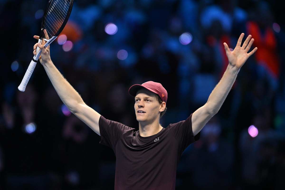 Sinner con le braccia al cielo