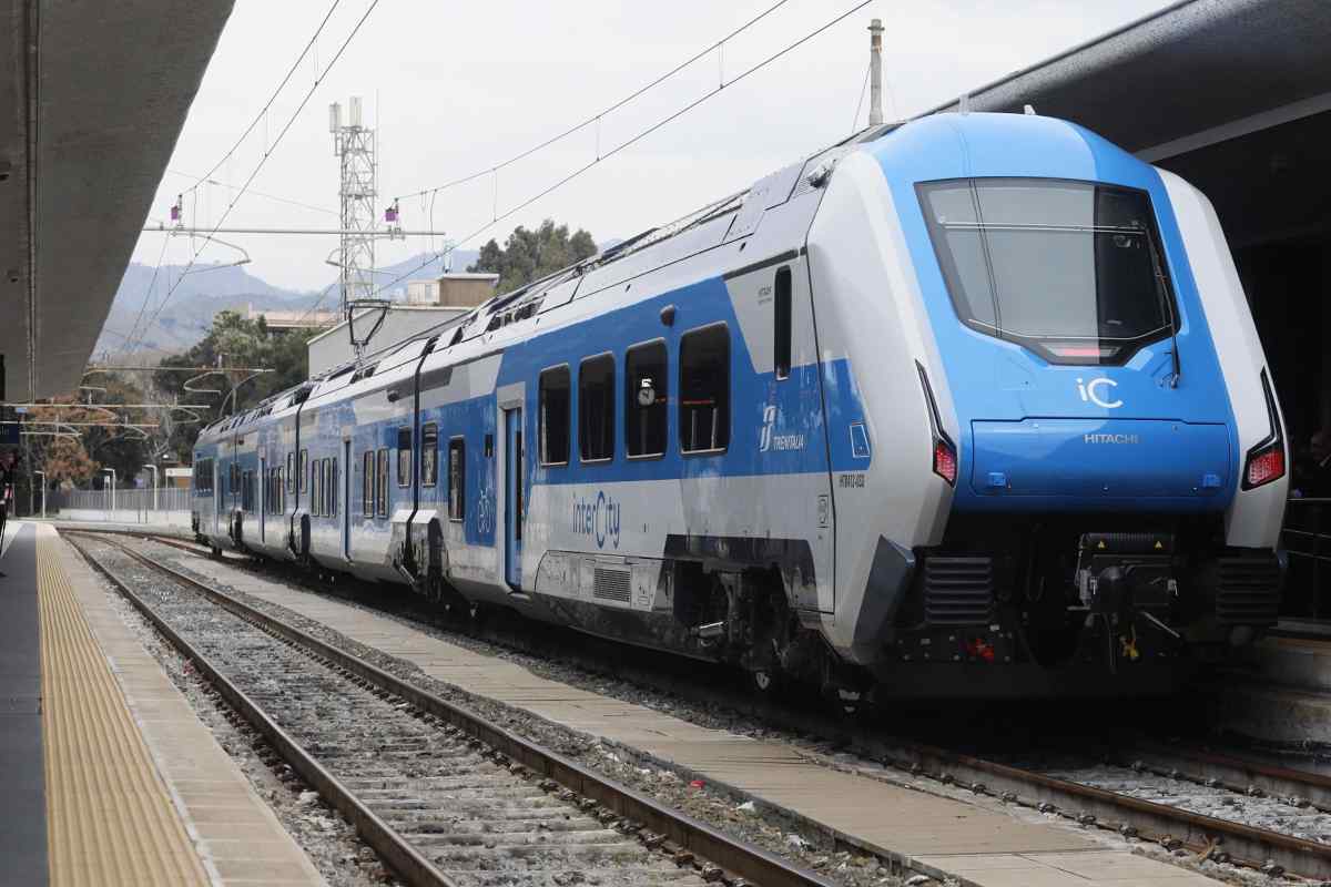 un treno arriva in stazione
