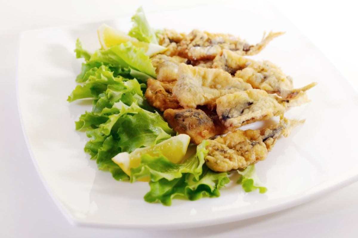 alici fritte impanate con insalata