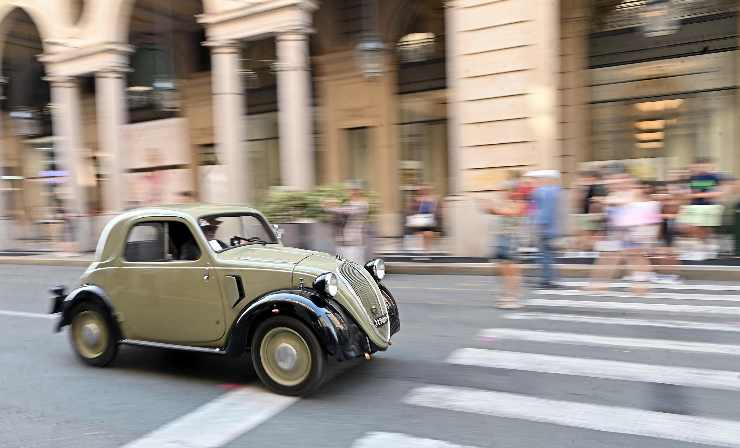 un'auto d'epoca in strada