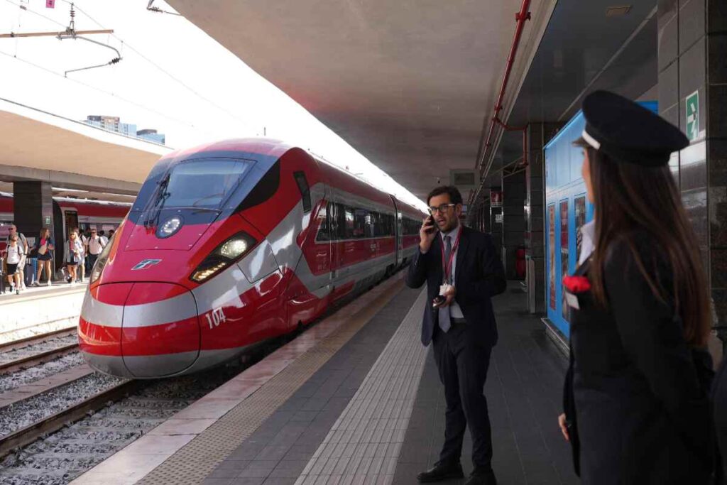 treno frecciarossa in stazione