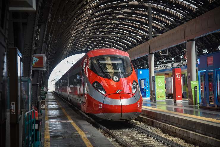 il treno frecciarossa arriva in stazione