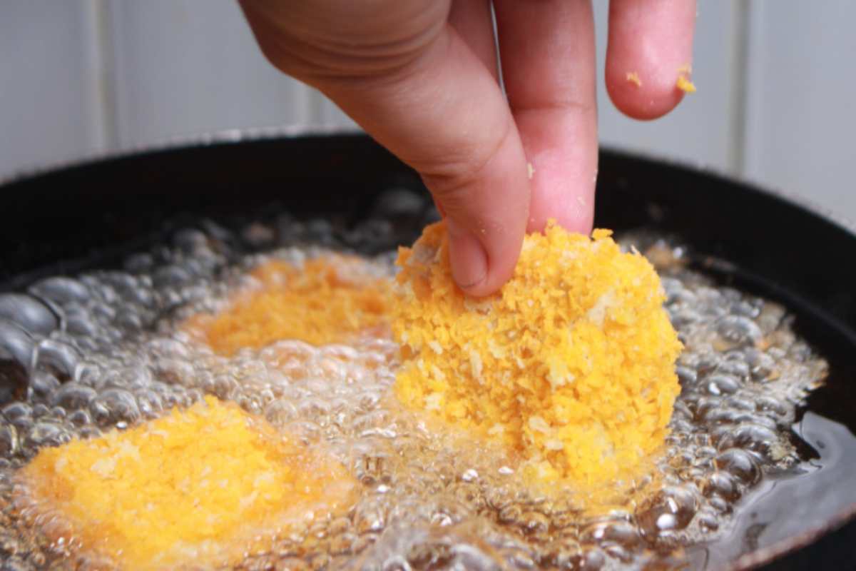 olio in ebollizione con cibi da friggere